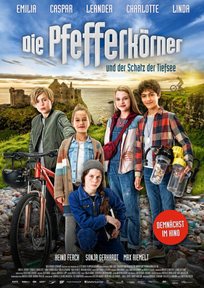 Junges deutsches Mädchen nimmt eine Fahrt Junges deutsches Mädchen nimmt eine Fahrt